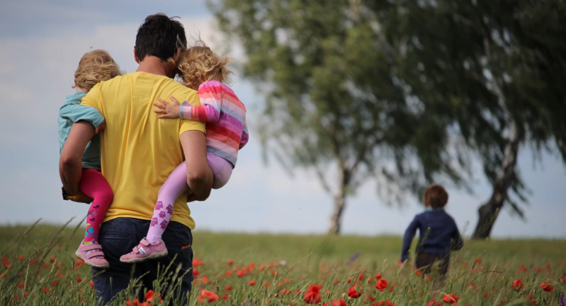 Father with his children - shared custody vs single parenting - by Seattle Divorce Services